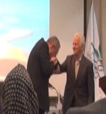 دست‌بوسی دکتر فردین شورج از استاد دیرین خود دکتر نوری